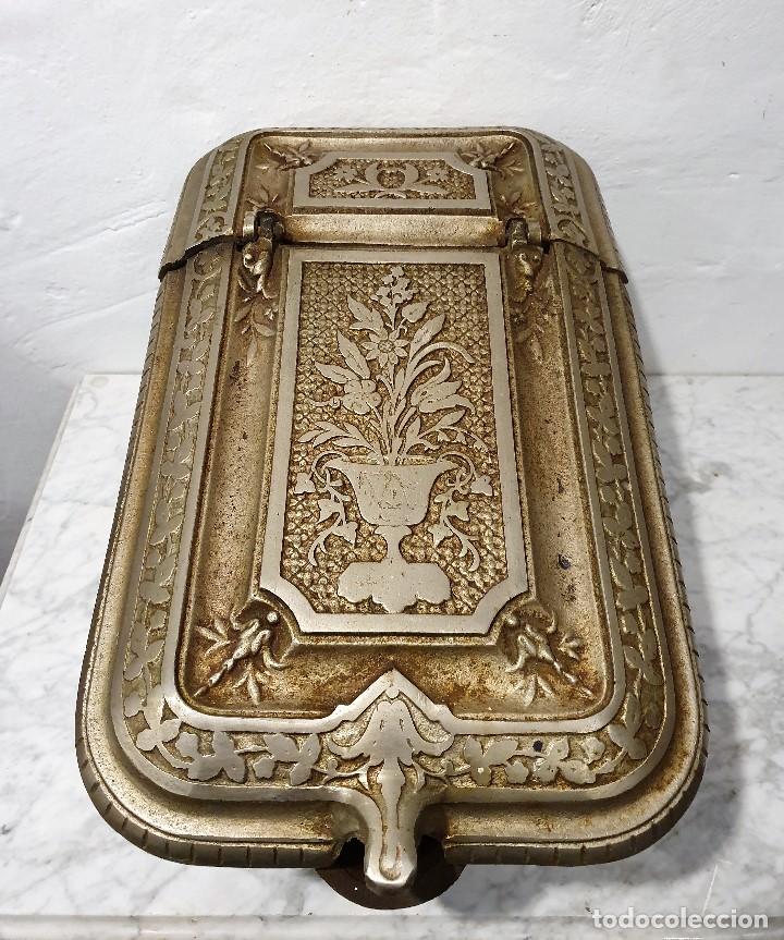 Antig&uuml;edades: ANTIGUA CARBONERA DE BRONCE Y FUNDIDO - Foto 2