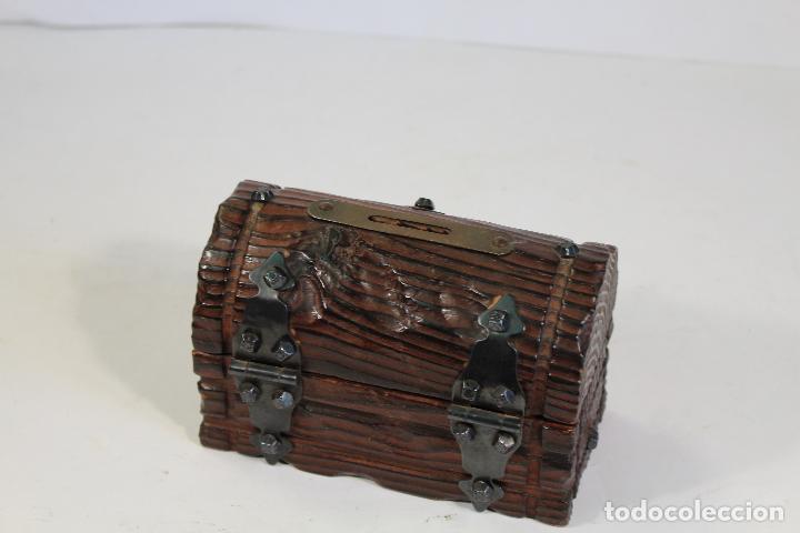 Antig&uuml;edades: caja cofre hucha en madera - Foto 2