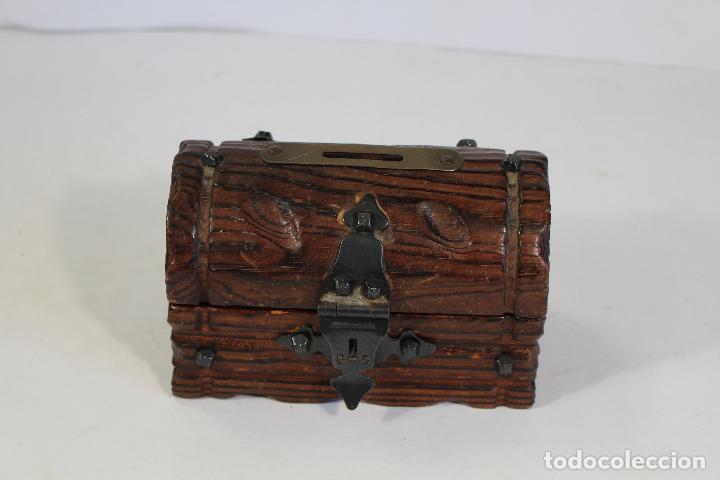 Antig&uuml;edades: caja cofre hucha en madera - Foto 1