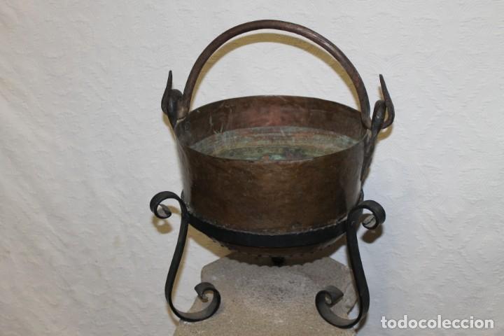 Antig&uuml;edades: CALDERO DE COBRE, CON PIE DE HIERRO PARA MACETERO - Foto 2