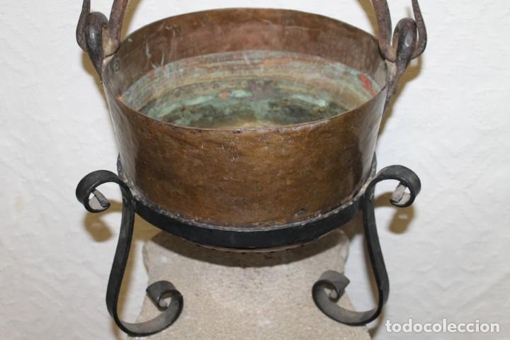 Antig&uuml;edades: CALDERO DE COBRE, CON PIE DE HIERRO PARA MACETERO - Foto 3