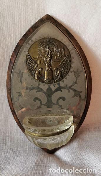 Antig&uuml;edades: BENDITERA CON BASE DE MADERA, CRISTAL BISELADO Y MEDALLA DE LAT&Oacute;N DE LA VIRGEN - Foto 1