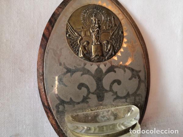 Antig&uuml;edades: BENDITERA CON BASE DE MADERA, CRISTAL BISELADO Y MEDALLA DE LAT&Oacute;N DE LA VIRGEN - Foto 3