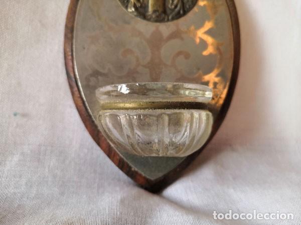 Antig&uuml;edades: BENDITERA CON BASE DE MADERA, CRISTAL BISELADO Y MEDALLA DE LAT&Oacute;N DE LA VIRGEN - Foto 4