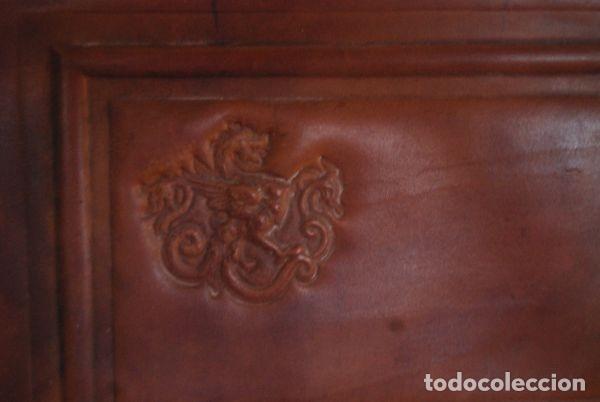 Antig&uuml;edades: Sill&oacute;n de madera y cuero - Foto 2