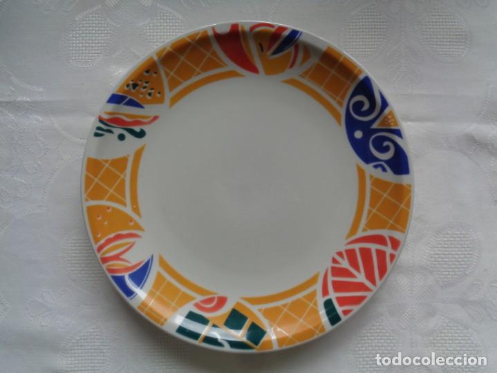 Antig&uuml;edades: PLATO DE PORCELANA DISE&Ntilde;ADO POR ESTEVE FORT (XX-XXI). 24 Cm.