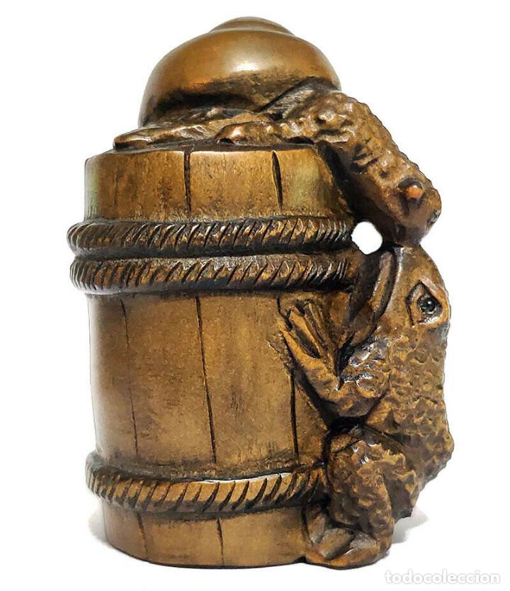 Antig&uuml;edades: Netuke de madera japones, rana y caracol en barril, firmado Periodo Meiji japon