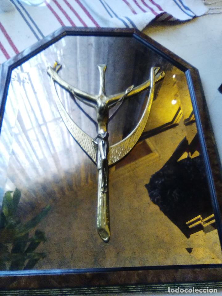 Antig&uuml;edades: CUADRO CON CRUZ MET&Aacute;LICA - Foto 1