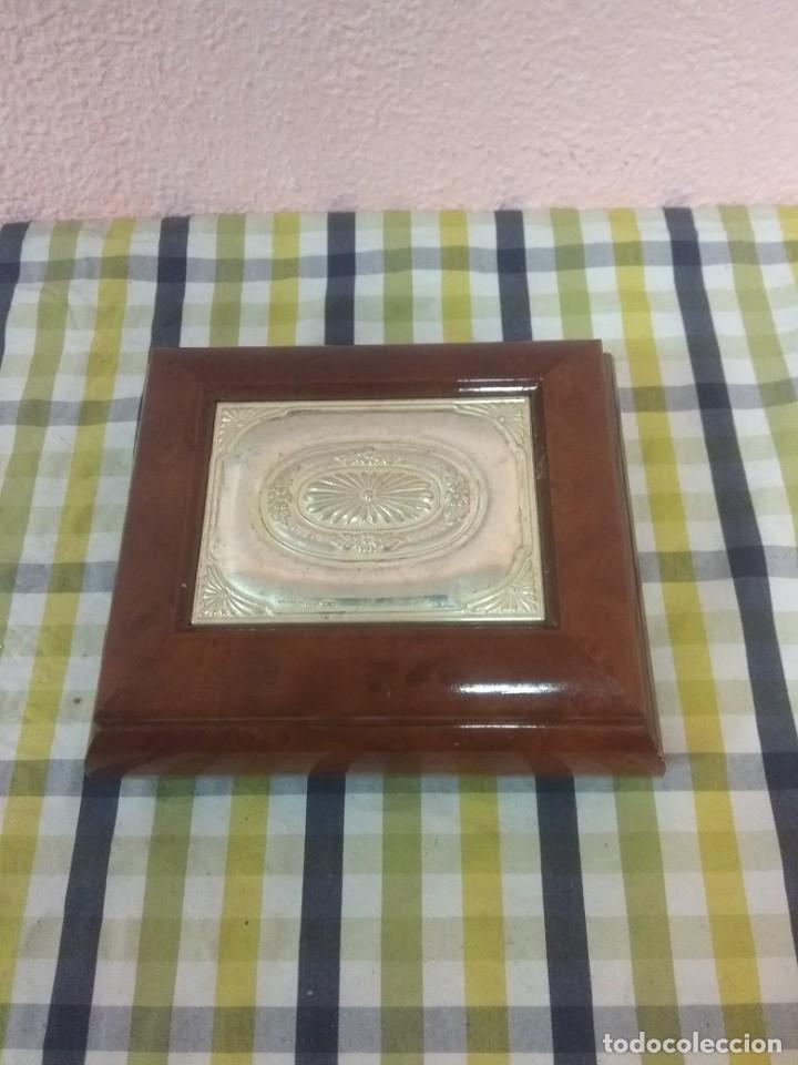 Antig&uuml;edades: Caja de madera con plata - Foto 1