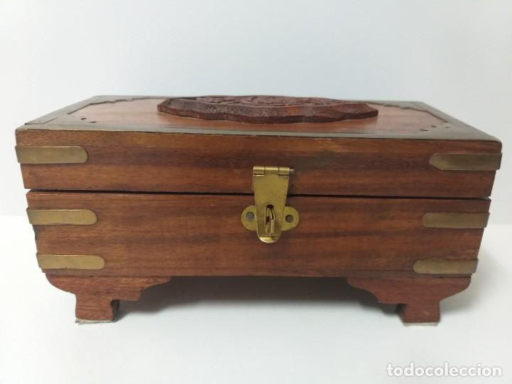Antig&uuml;edades: Caja joyero de madera y laton - Foto 1