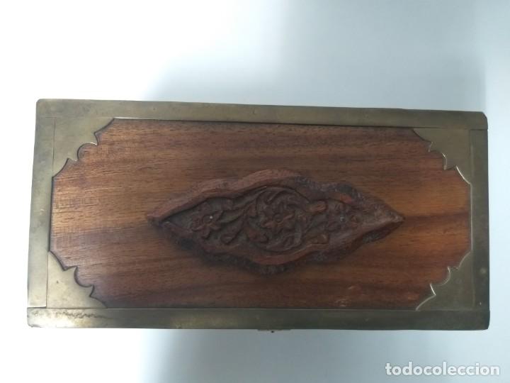 Antig&uuml;edades: Caja joyero de madera y laton - Foto 2