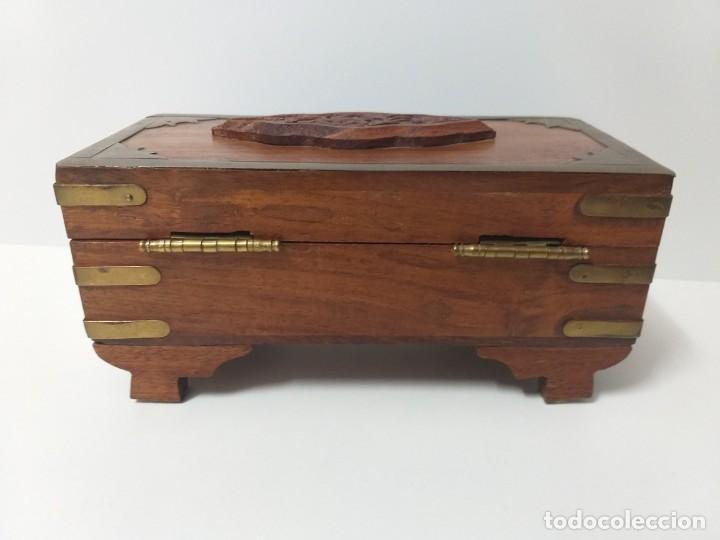 Antig&uuml;edades: Caja joyero de madera y laton - Foto 3