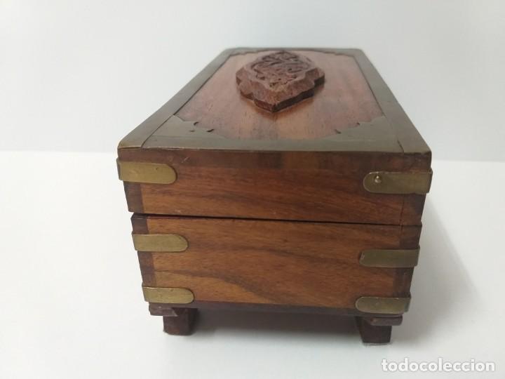 Antig&uuml;edades: Caja joyero de madera y laton - Foto 4