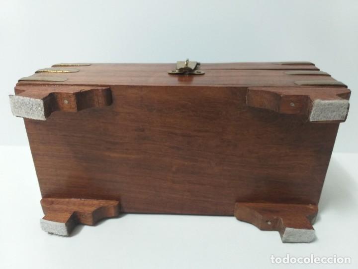 Antig&uuml;edades: Caja joyero de madera y laton - Foto 5