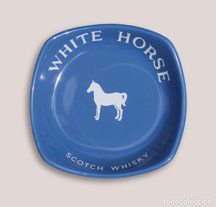 Antiques: CENICERO de porcelana azul WHITE HORSE. Scotch Whisky.
