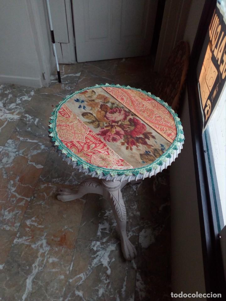 Antig&uuml;edades: Velador tapizado. - Foto 1