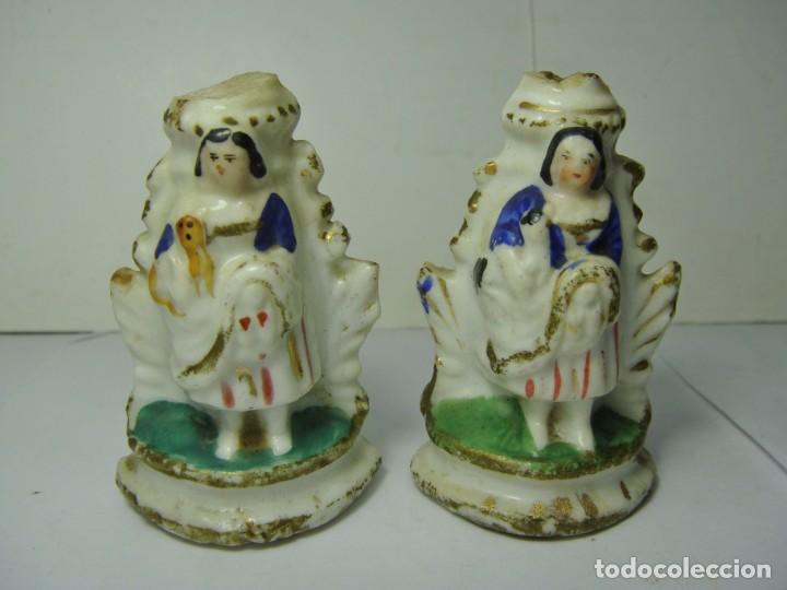 Antiquit&auml;ten: Graciosa pareja en miniatura de figuras de porcelana. S.XIX. Pintadas a mano.