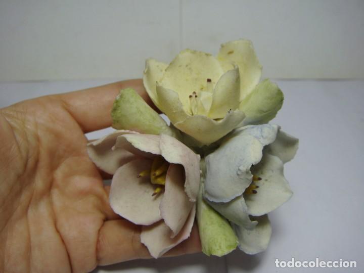 Antig&uuml;edades: Flores de Biscuit. Capodimonte. Italia. - Foto 1