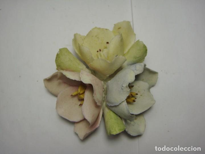 Antig&uuml;edades: Flores de Biscuit. Capodimonte. Italia. - Foto 2