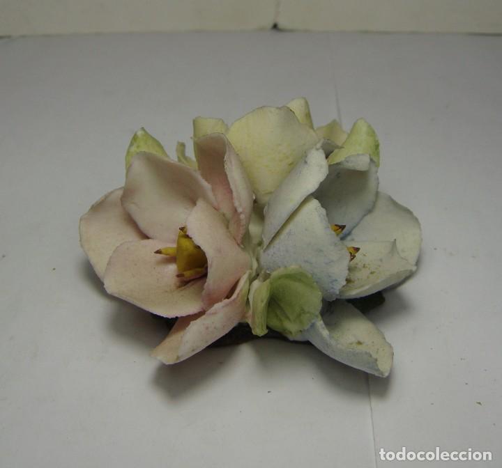 Antig&uuml;edades: Flores de Biscuit. Capodimonte. Italia. - Foto 3