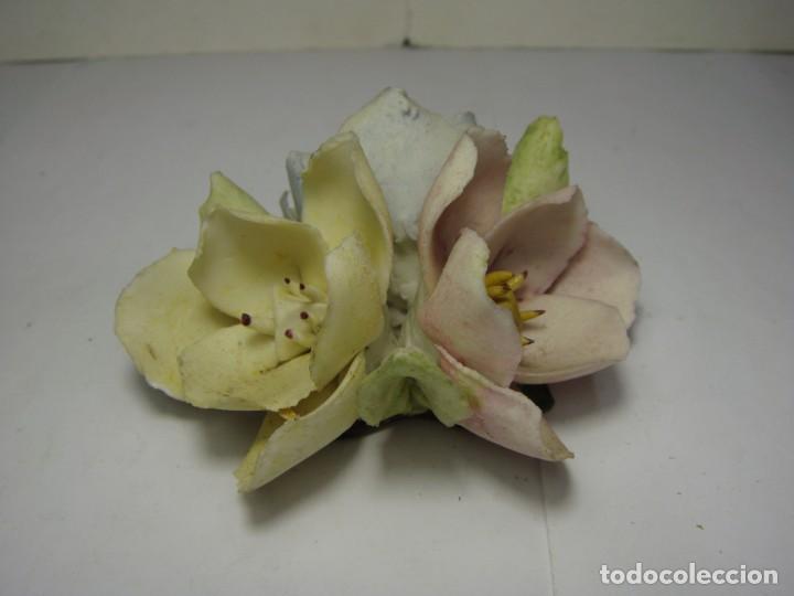Antig&uuml;edades: Flores de Biscuit. Capodimonte. Italia. - Foto 4