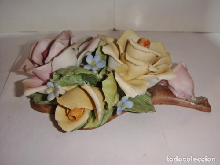 Antig&uuml;edades: Flores de Biscuit. Capodimonte. Italia. - Foto 2
