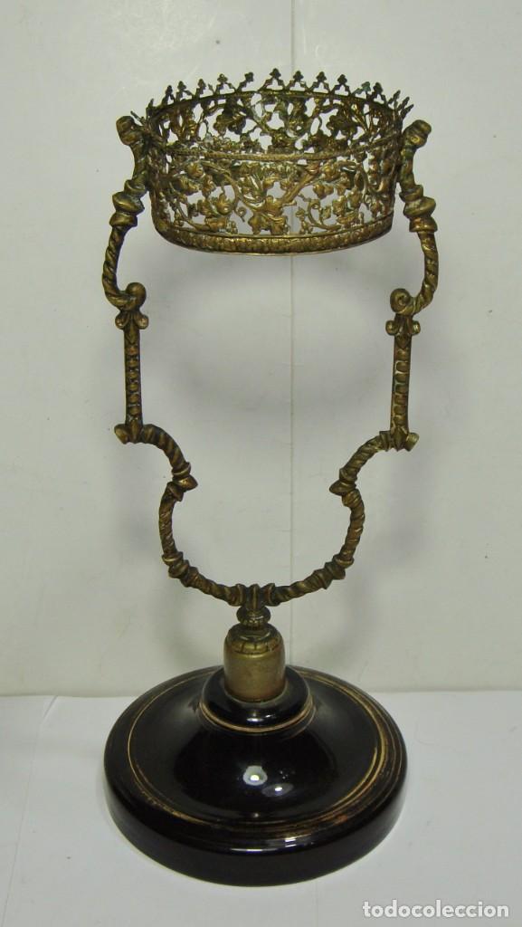 Antiques: Base de centro de mesa en cristal rojo y metal calado. Siglo XIX