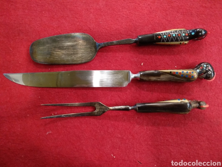 Oggetti Antichi: Conjunto trinchador, cuchillo y pala. Mango de asta tallada en forma de ave tropical.