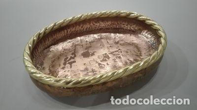 Antig&uuml;edades: Cuenco ovalado de cobre y bronce dorado - Foto 1
