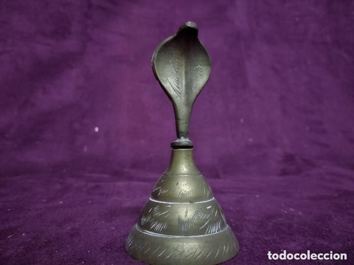 Antig&uuml;edades: Campana de bronce de mesa con forma de cobra - Foto 1
