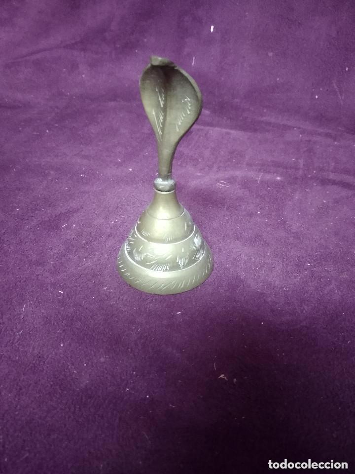 Antig&uuml;edades: Campana de bronce de mesa con forma de cobra - Foto 2