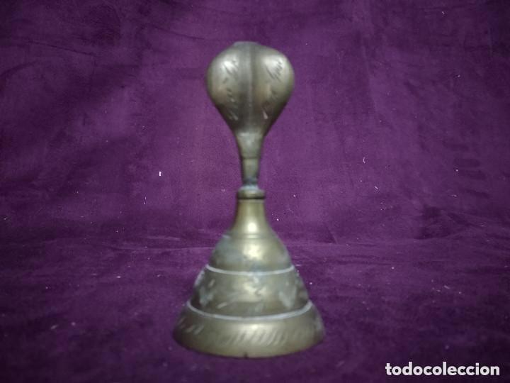 Antig&uuml;edades: Campana de bronce de mesa con forma de cobra - Foto 4