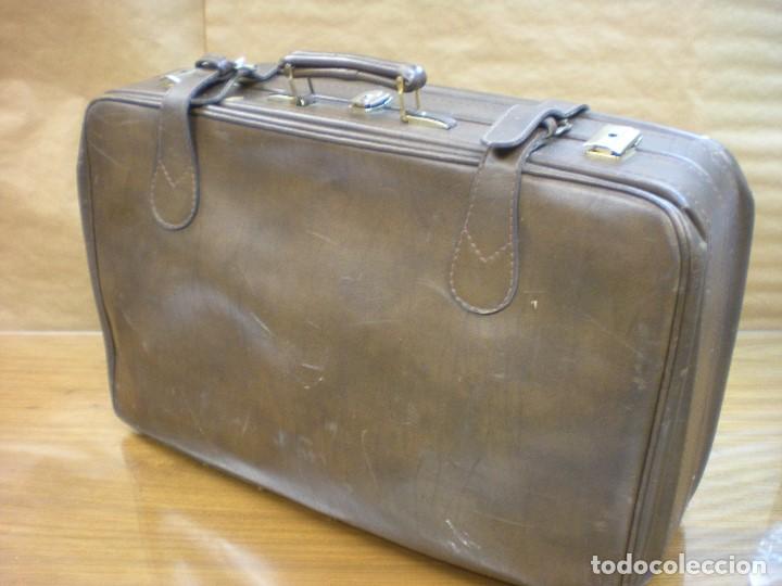 Antig&uuml;edades: MALETA SIMIL CUERO CON TRES CIERRES METALICOS Y DOS CON HEBILLAS, SIN LLAVE. MEDIDAS 70x45x22cm