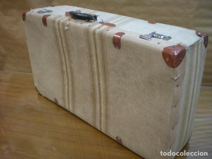 Antig&uuml;edades: MALETA EN TELA PEGADO SOBRE MADERA Y CARTON CON REFUERZOS METALICOS Y PAPEL PEGADO INTERIOR.