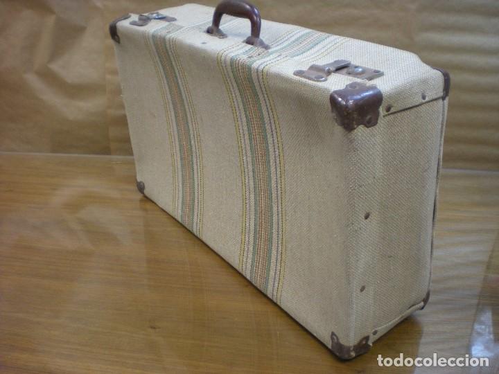 Antig&uuml;edades: MALETA EN TELA PEGADO SOBRE MADERA Y CARTON CON REFUERZOS METALICOS Y PAPEL PEGADO INTERIOR.