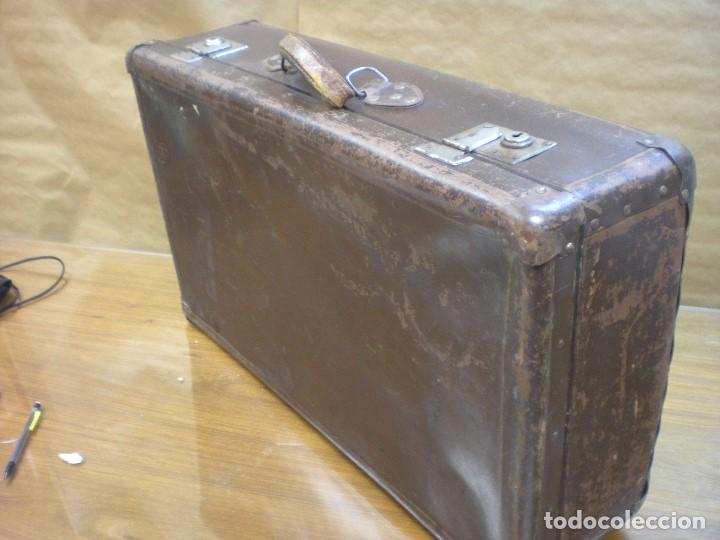 Antig&uuml;edades: MALETA COLOR MARR&Oacute;N EN PAPEL PEGADO A CARTON, CON REFUERZO EN CUERO  COSIDO A MANO Y ESQUINERAS META