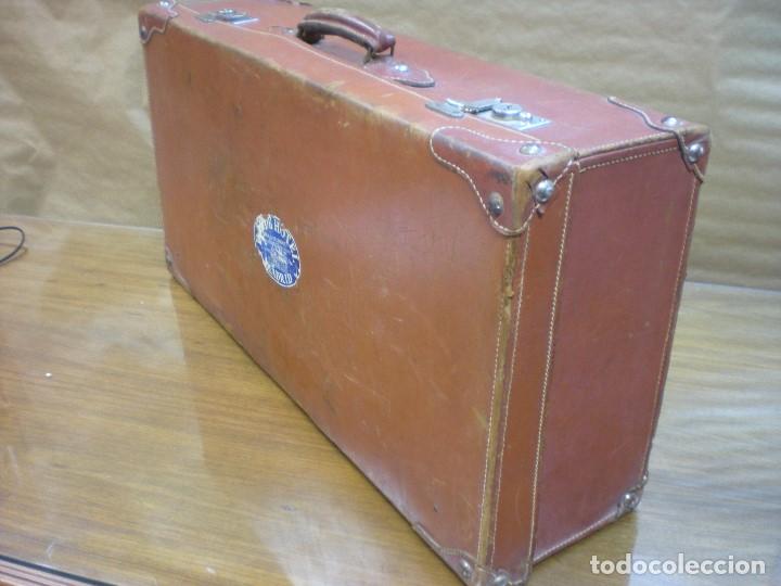 Antig&uuml;edades: MALETA EN CUERO Y COSIDO A MANO, NO DISPONEMOS LLAVE. MEDIDAS 80X40X20CM