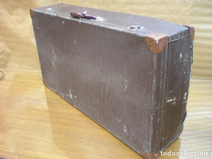 Antig&uuml;edades: MALETA EN PAPEL PEGADO A CARTON, ESTRUCTURA EN MADERA Y REFUERZOS EN CUERO, SIN LLAVES.