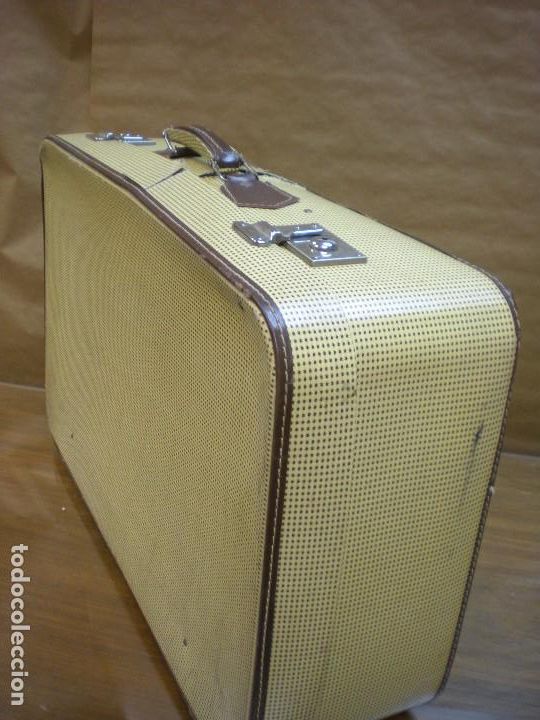 Antig&uuml;edades: MALETA COLOR BEIGE , TELA PEGADA A CARTON, COSTURA EN CUERO COSIDO A MANO. FORRO INTERIOR EN TELA.