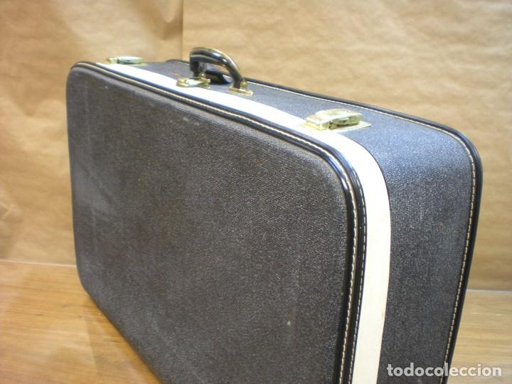 Antig&uuml;edades: MALETA MARCA GLADIATOR, PAPEL SOBRE CARTON CANTONERAS PLASTICO COSIDO, FORRO INTERIOR TELA.