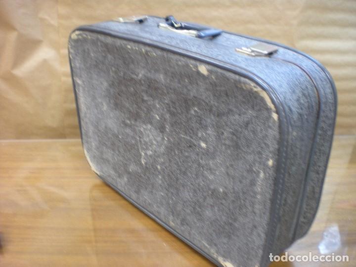 Antig&uuml;edades: MALETA GRIS, PAPEL SOBRE CARTON CANTONERAS PLASTICO COSIDO, FORRO INTERIOR PAPEL. SIN LLAVE