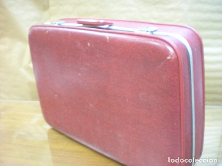 Antig&uuml;edades: MALETA  MARCA TAURO, COLOR BURDEOS, CIERRES METALICOS,PERFILERIA ALUMINIO, CANTONERA PLASTICO COSID