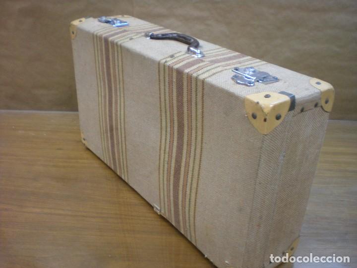 Antig&uuml;edades: MALETA EN  TELA SOBRE CARTON , ESTRUCTURA DE MADERA , FORRO INTERIOR PAPEL