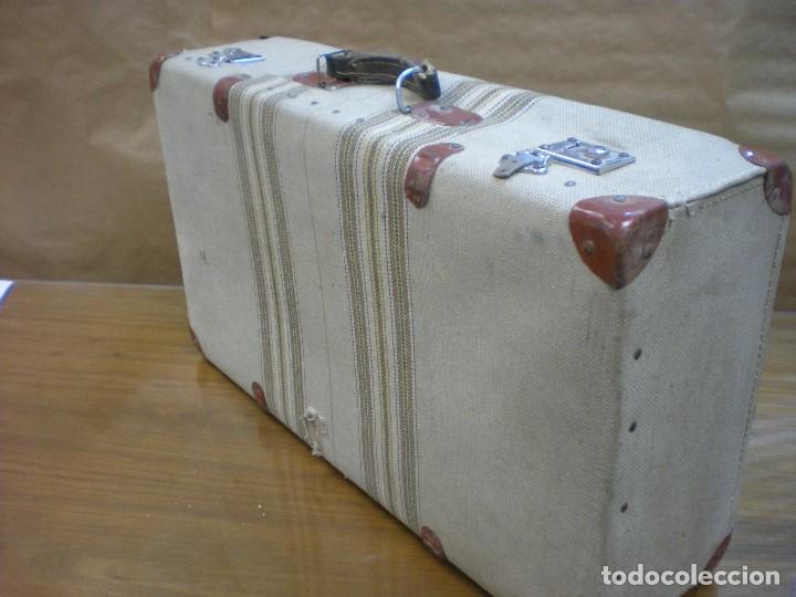 Antig&uuml;edades: MALETA EN  TELA SOBRE CARTON , ESTRUCTURA DE MADERA , FORRO INTERIOR PAPEL, CANTO METALICO