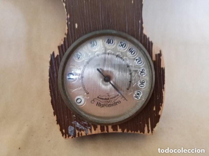 Antig&uuml;edades: Antiguo term&oacute;metro higrometro soporte madera defectos - Foto 3