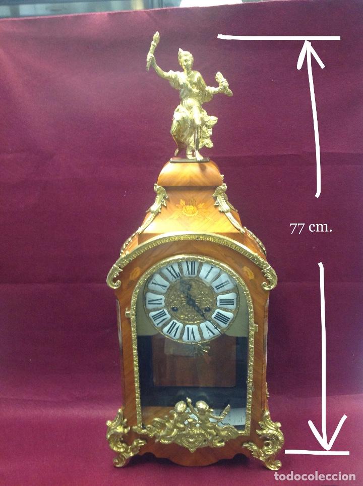 Antig&uuml;edades: Reloj italiano de madera con incrustaciones de 77 cm de alto. Restaurado.