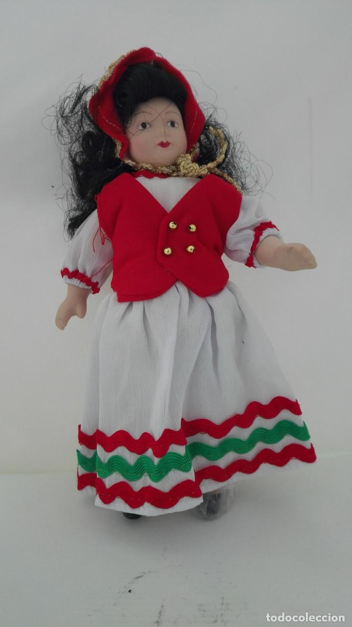 Antiques: MU&Ntilde;ECAS DEL MUNDO, PORCELANA, ALTURA 22 CM