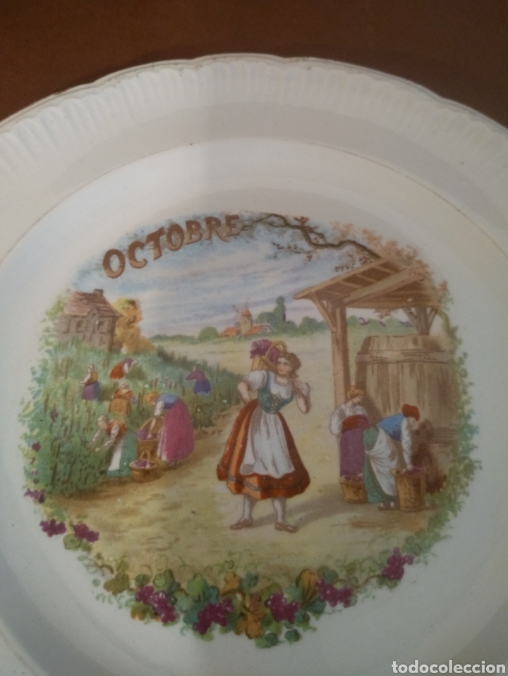 Antig&uuml;edades: Plato mes de Octubre Dinoise - Foto 1