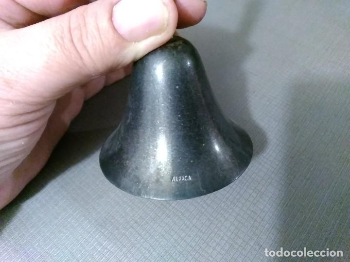 Antig&uuml;edades: Campana de mano de alpaca. - Foto 1