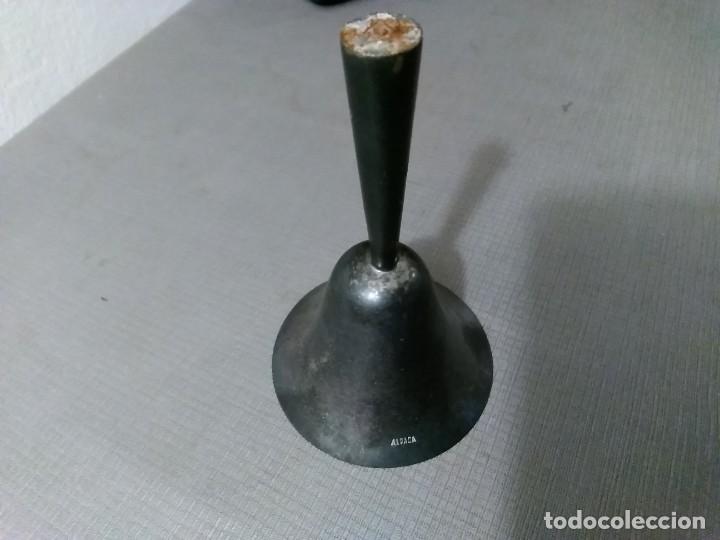 Antig&uuml;edades: Campana de mano de alpaca. - Foto 4